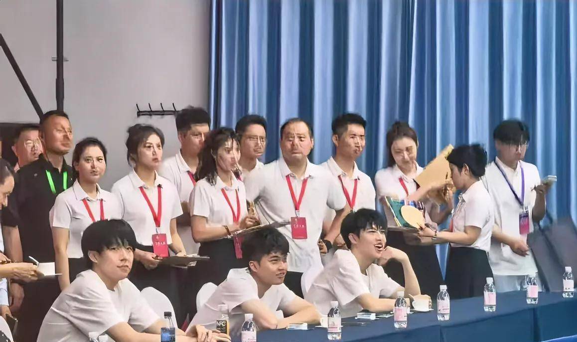 冷很大牌王楚钦心情不错上演背后击球！开元